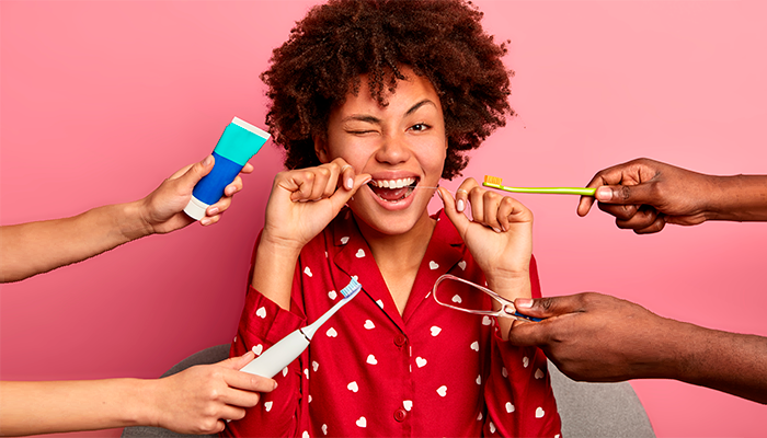 Fotografía para artículo sobre cómo deben los adultos realizar una correcta limpieza dental, para el blog de topfarma.